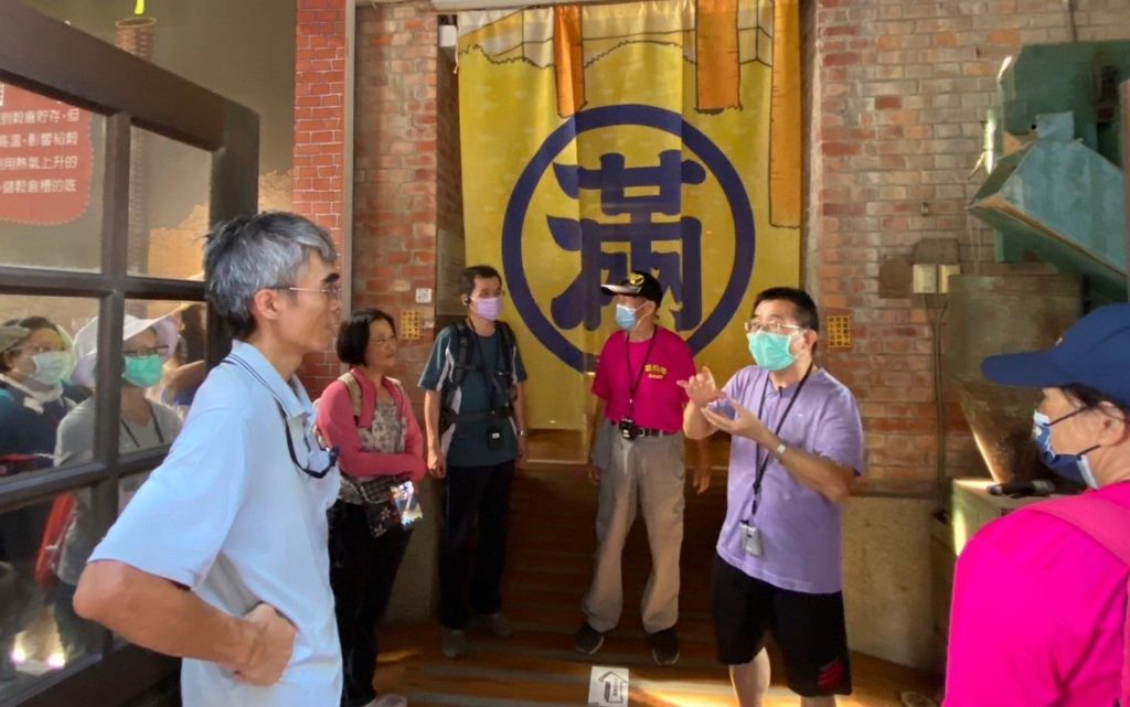 ▲活動主辦方向民眾說明走讀的內容與意義。(圖/竹美館 提供)