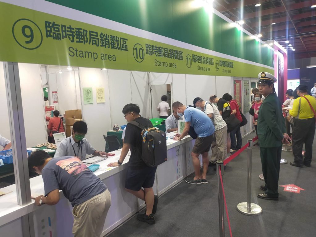 ▲民眾擠向臨時郵局購買所需的郵品。(記者 辛澎祥/攝)