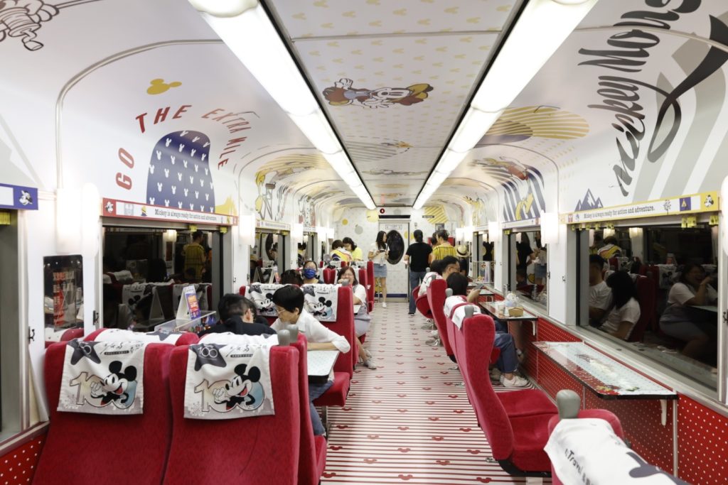 「迪士尼夢想號」環島觀光列車，車廂內外彩繪各種迪士尼人物，生動且充滿童趣。（圖/臺鐵局提供）