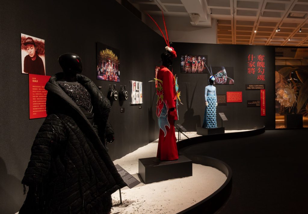 ▲展出中的「奪魄勾魂什家將」的工藝創作內涵。(圖/工藝中心 提供)