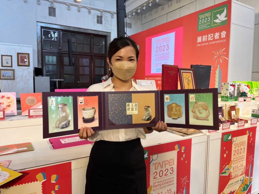 ▲中華郵政展示即將展出的郵品。(圖/中華郵政 提供)