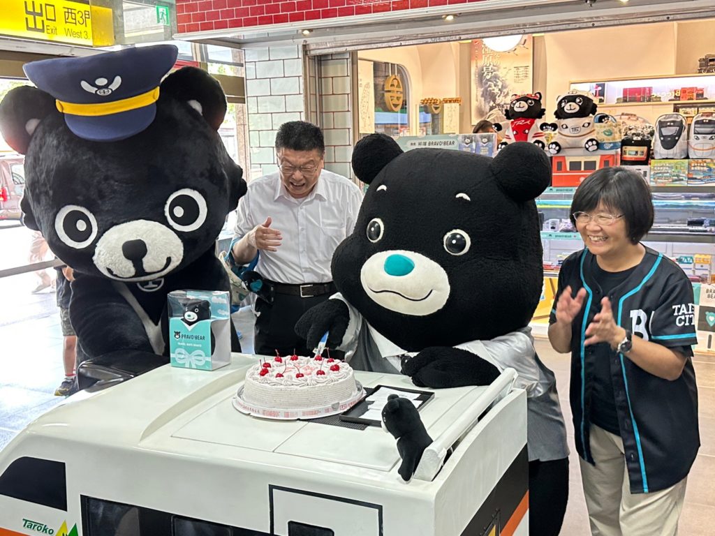 臺鐵為「熊讚」生日辦趴，杜微局長（左二）及臺鐵吉祥物餐旅熊也共同慶賀。（圖/臺鐵局提供）