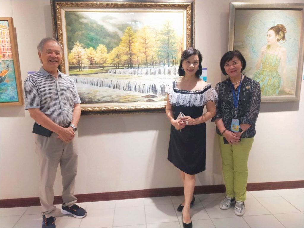 ▲策展人郭掌從老師(左起)、國際藝術家聯盟主席陳志芬與參展藝術家陳嬋娟展場合影。(記者 辛澎祥/攝)