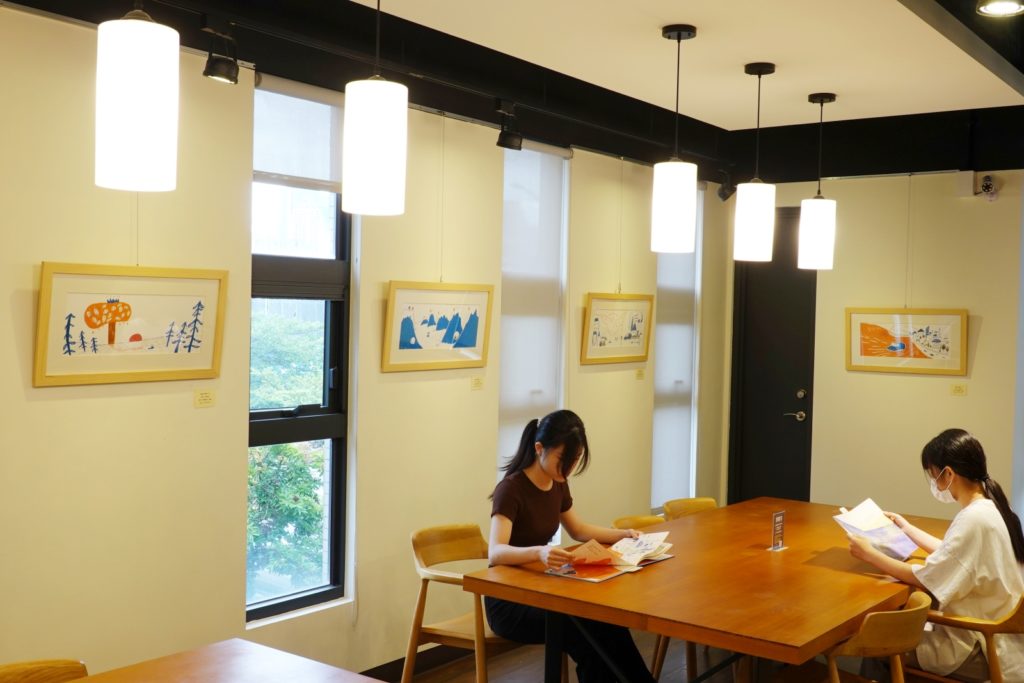 跟著繪本去旅行展出劉旭恭35幅插畫作品。(圖/文化局提供)