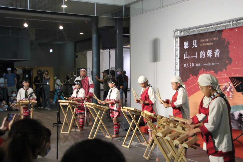 「都達國小」以賽德克族傳統樂器口簧琴及木琴打擊演出。(圖/國美館提供)