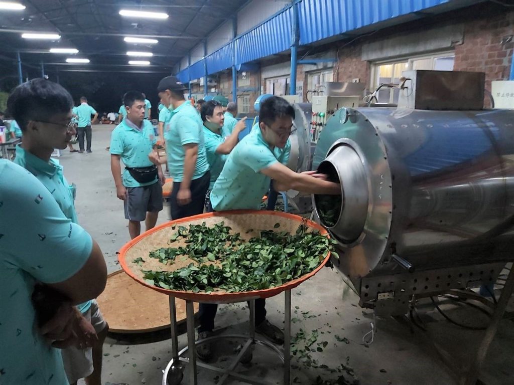 ▲茶農在烘焙茶葉過程的艱辛且繁瑣。（圖/新北農業局 提供）