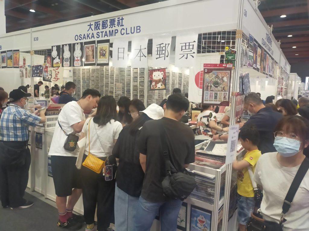 ▲國外郵品也是集郵迷喜歡收藏的對象。(記者 辛澎祥/攝)