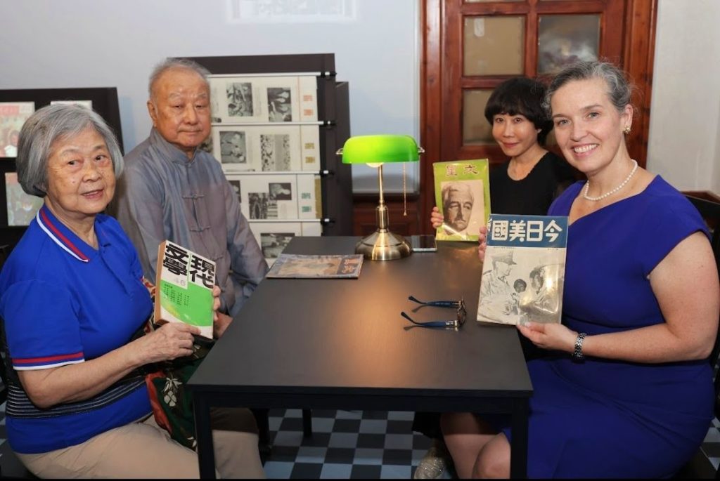 ▲資深作家陳若曦(左起)知名藝術家劉國松、臺文館館長林巾力與美國在台協會處長孫曉雅在展場合影留念。(圖/文化部 提供)