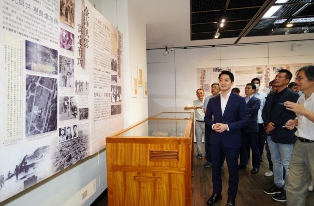 ▲蔣萬安市長(前)與文史界人士參觀俞大維紀念文物。(圖/台北市文化局 提供)