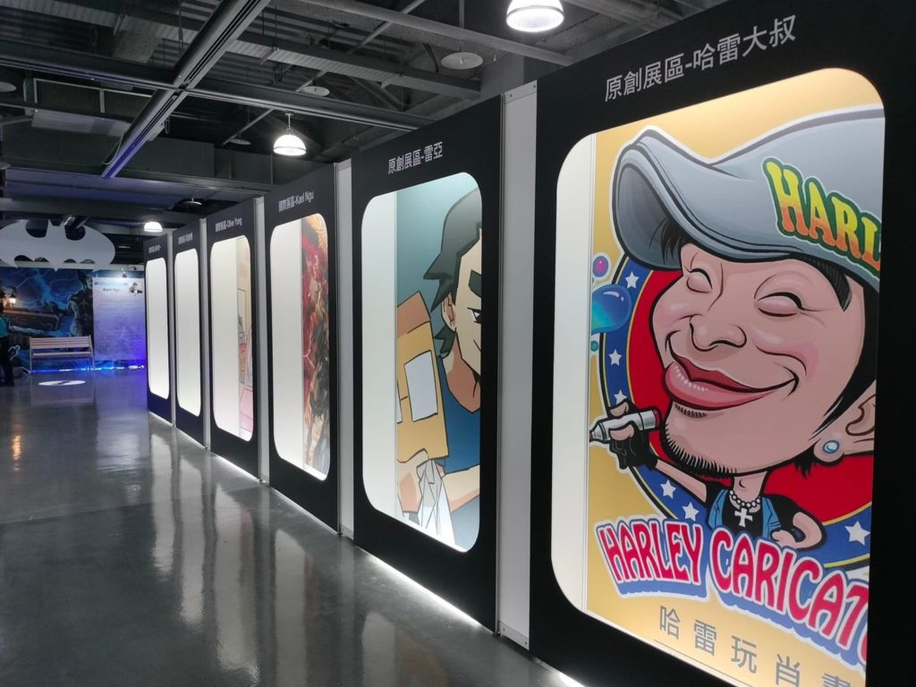 展場以「星光大道」裝置介紹參展漫畫家。(圖/文化局提供)
