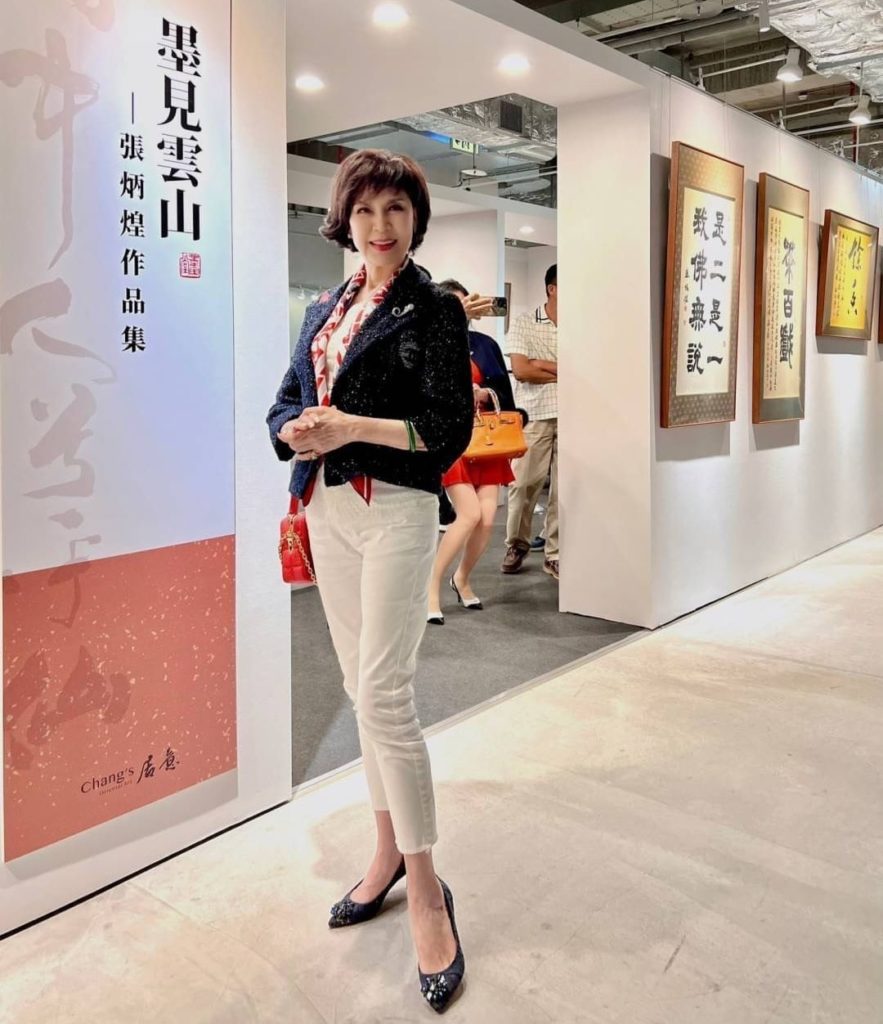 ▲白嘉莉創作之餘經常出席書畫界與藝文慈善公益活動,顯得格外快意自在。(記者 辛澎祥/攝)
