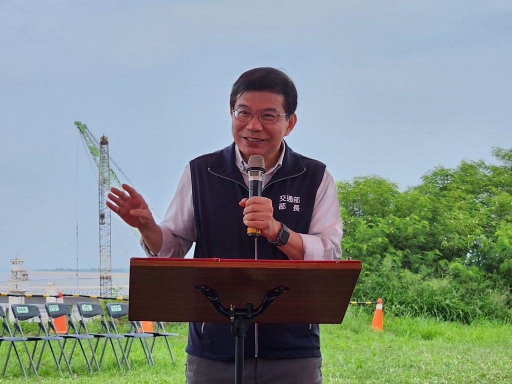 ▲交通部長王國材致詞時表達對金門大橋通車效益的肯定。(圖/交通部 提供)