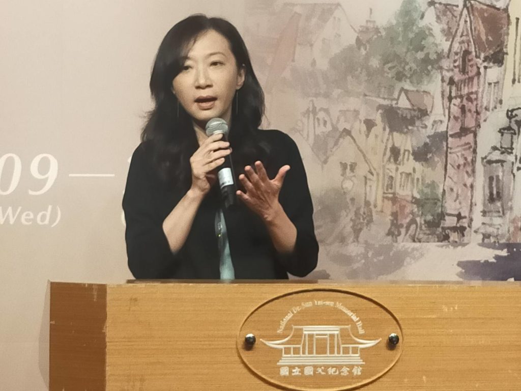 ▲師大美術系系主任孫翼華說明這次聯展所涵蓋老中青創作背景的具體價值與深摯藝術性。(記者 辛澎祥/攝)