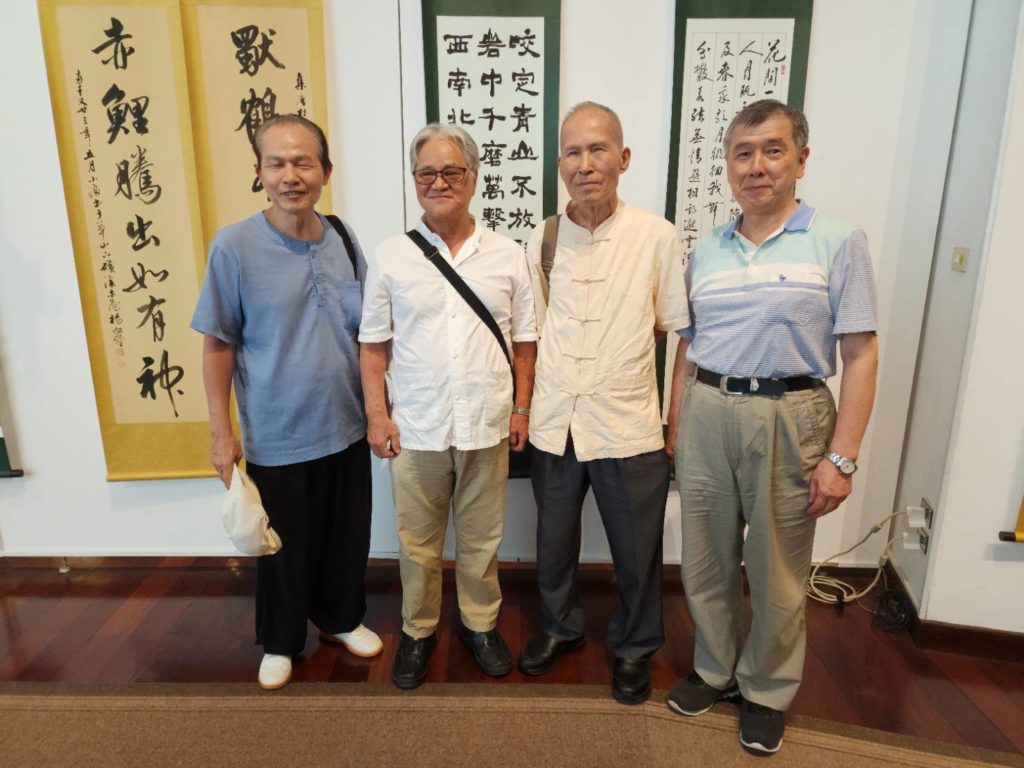▲臺灣知名書畫家展場開心合影留念。（記者 辛澎祥/攝）