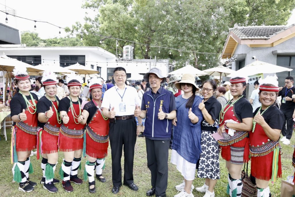 杜微局長（左五）與富里鄉江東成鄉長（左六）及原住民山地歌舞等人歡樂合影。