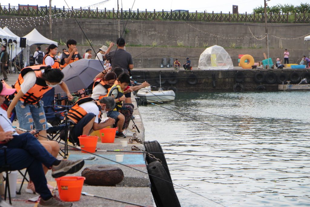 ▲親子民眾在漁港垂釣,享受歡樂的活動。(圖/新北漁業處 提供)