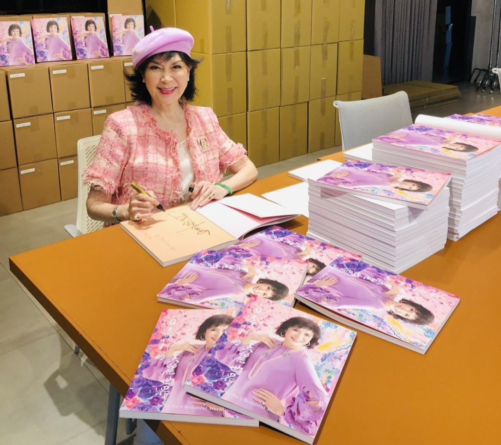 ▲即將登場的11月個展,白嘉莉在甫印製完成的最新畫冊上,為粉絲及好友們進行簽書,顯得開心及愉快。(圖/白嘉莉 提供)