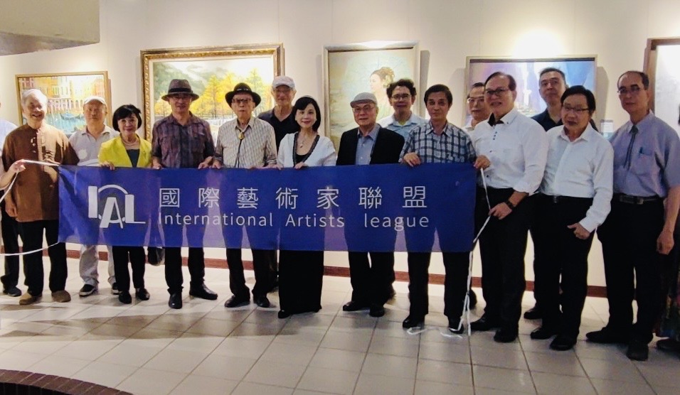 ▲國際藝術家聯盟展開幕式中,與會參展藝術家及貴賓開心合影留念。(圖/陳志芬 提供)