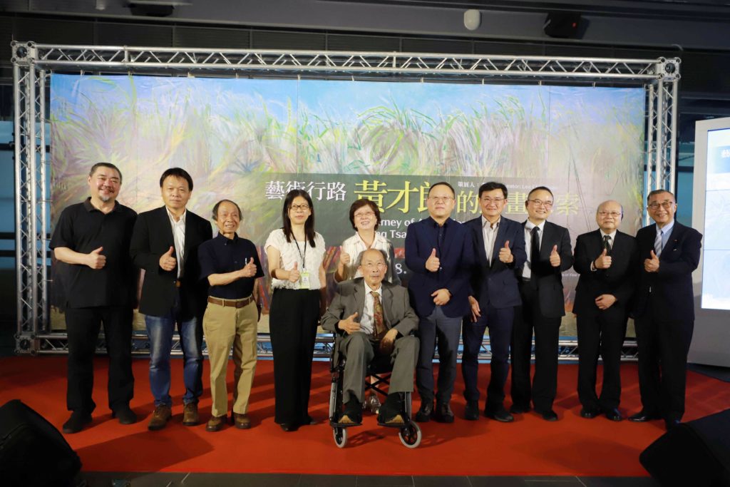 臺中市文化局副局長曾能汀、策展人李欽賢、國美館長陳貺怡、藝術家黃才郎伉儷、文化部長史哲合影