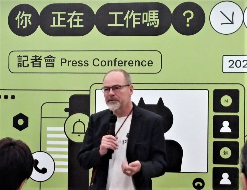 英國策展人麥克.斯塔布斯(Mike Stubbs)省思勞動與生活的本質。(記者 陳安婷/攝)