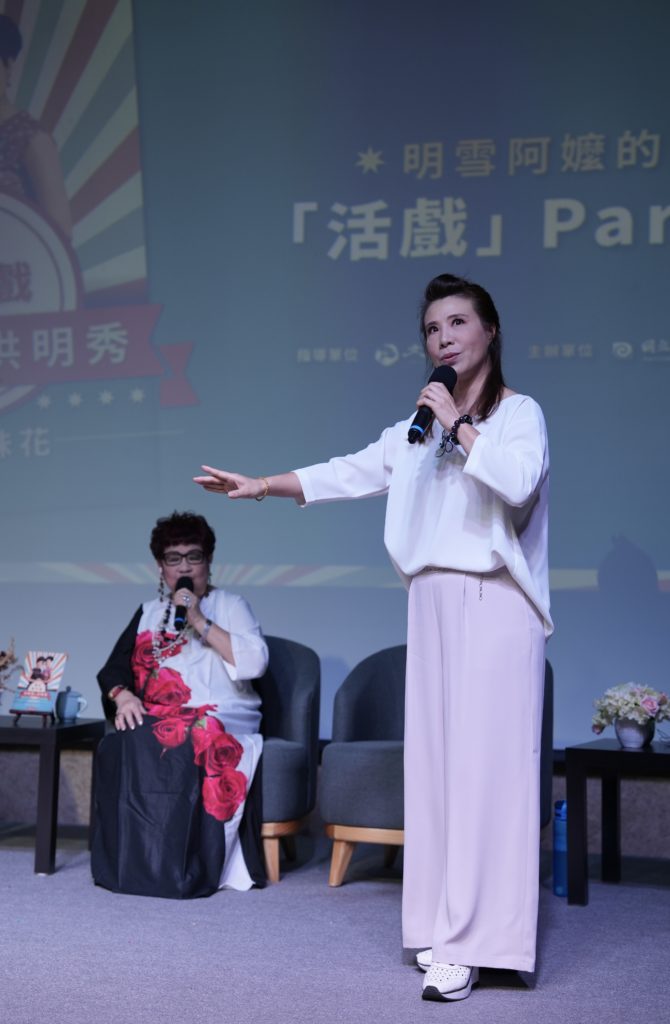 藝師孫詩珮（站立者）與洪明雪展現「活戲」趣味，上演考生上京趕考橋段。（圖/傳藝中心提供）