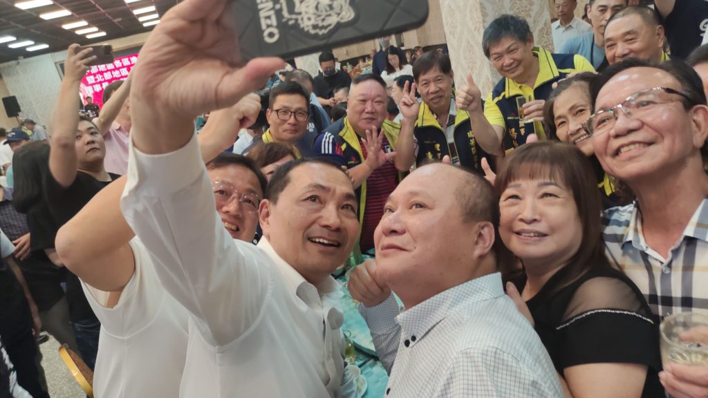 ▲看到侯友宜市長到來，與會漁民代表都爭相與他合照。（圖/新北漁業處 提供）