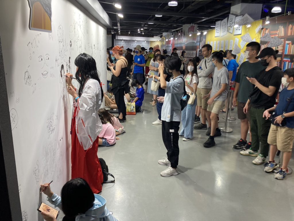 展場塗鴉牆吸引大批青年學子盡情揮灑,有國中生連續5天來展場為了完成塗鴉創作。