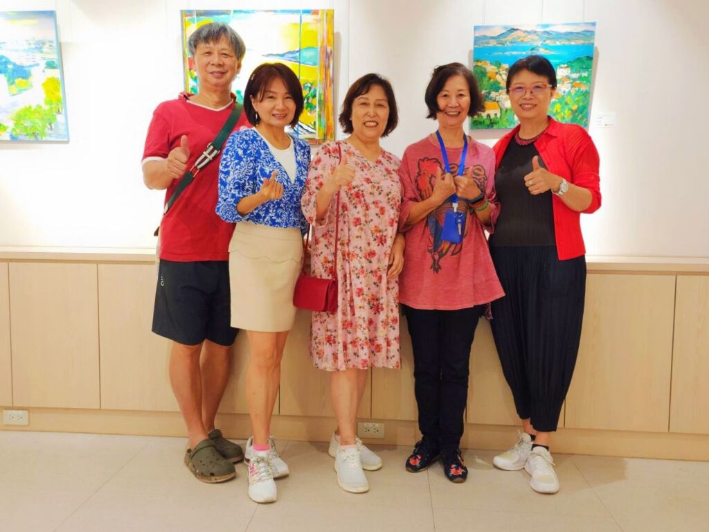 ▲多位知名油畫家的作品展出，在展場開心合影留念。（記者 詹佳綺/攝）