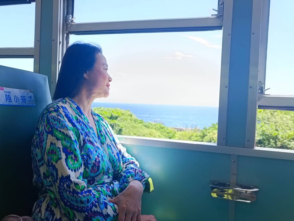影后陸小芬坐在列車上,重視當年電影《看海的日子》遙望窗外開闊海景的畫面。(記者 陳安婷/攝)
