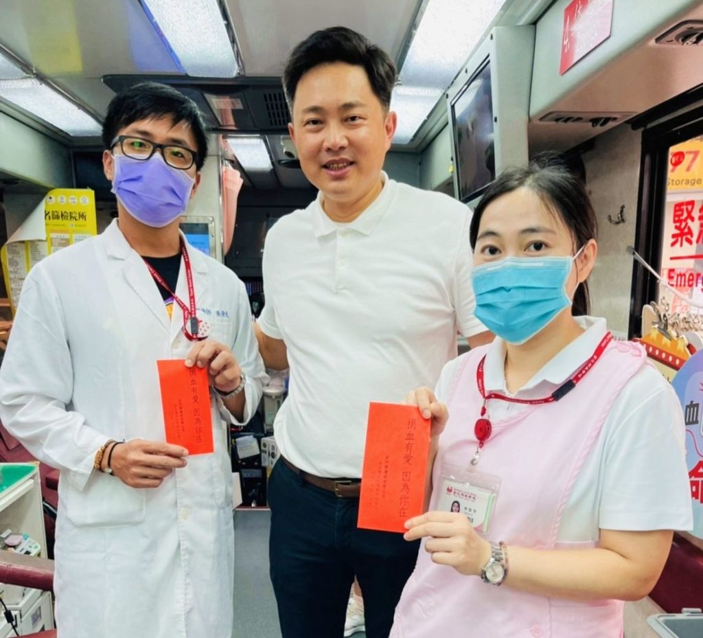 ▲宏利發建設總經理陳君毅(中)感謝捐血車上醫護人員的協助,特別發紅包表達致意的象徵。(圖/宏利發建設 提供)