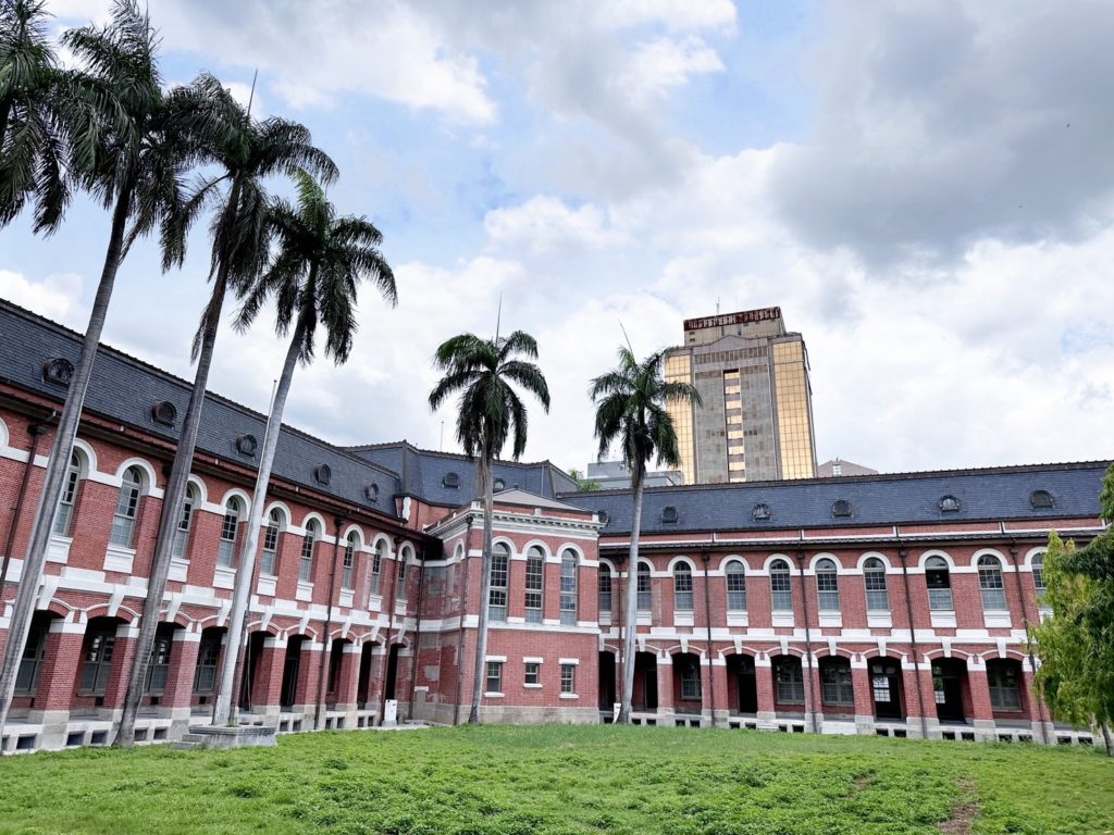臺中州廳修復後之中庭外觀，新古典主義風格，華麗又典雅。（圖/文化局提供）