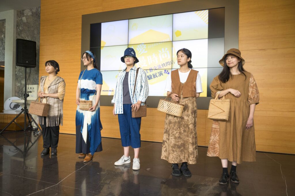 ▲工藝中心所主辦的快閃店暨體驗展演,日本工藝界人士與代表也在現場做示範表演。(圖/工藝中心 提供)