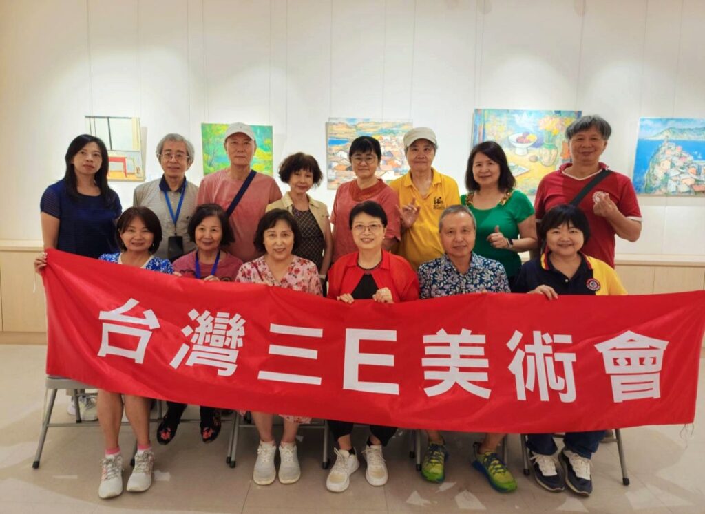 ▲以聯展向何肇衢老師致敬的三E美術會部份參展會員老師們，在展場留下難得的合影，為這次展覽見證藝術創新契機。（記者 詹佳綺/攝）