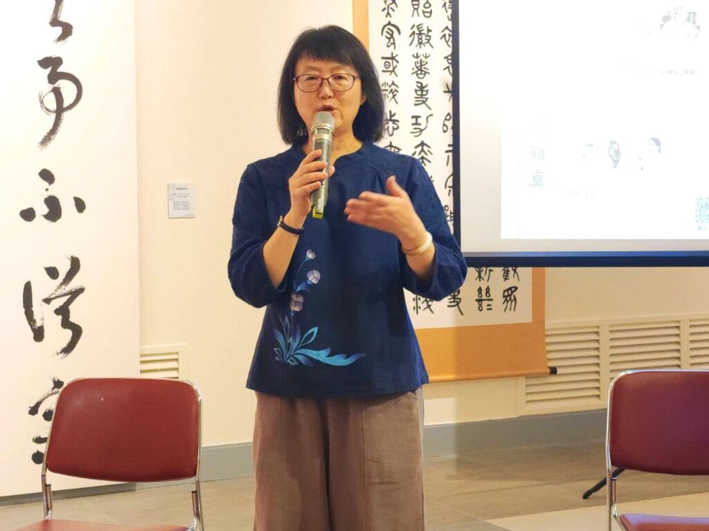 ▲身兼澹廬文教基金會常務董事的女書法家連瑞芬,擔任第一場書藝推廣活動的主持人,展現專業十足且勝任愉快。(記者 辛澎祥/攝)