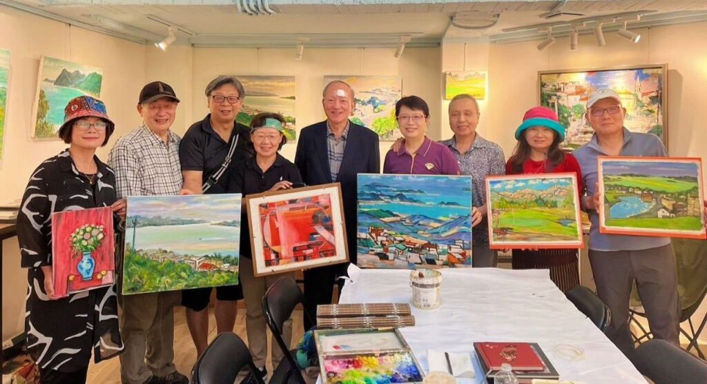 ▲臨摹完成後的作品顯得豐沛多彩，畫境多元。中為前立法院副院長鍾榮吉，熱愛藝術，樂於與藝術家們為伍。（圖/台灣三E美術會 提供）