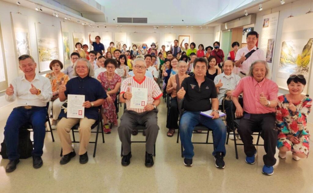 ▲出席開幕式活動的來賓與藝文界、企業界貴賓，開心留下大合照，場面熱烈溫馨。（記者 詹佳綺/攝）