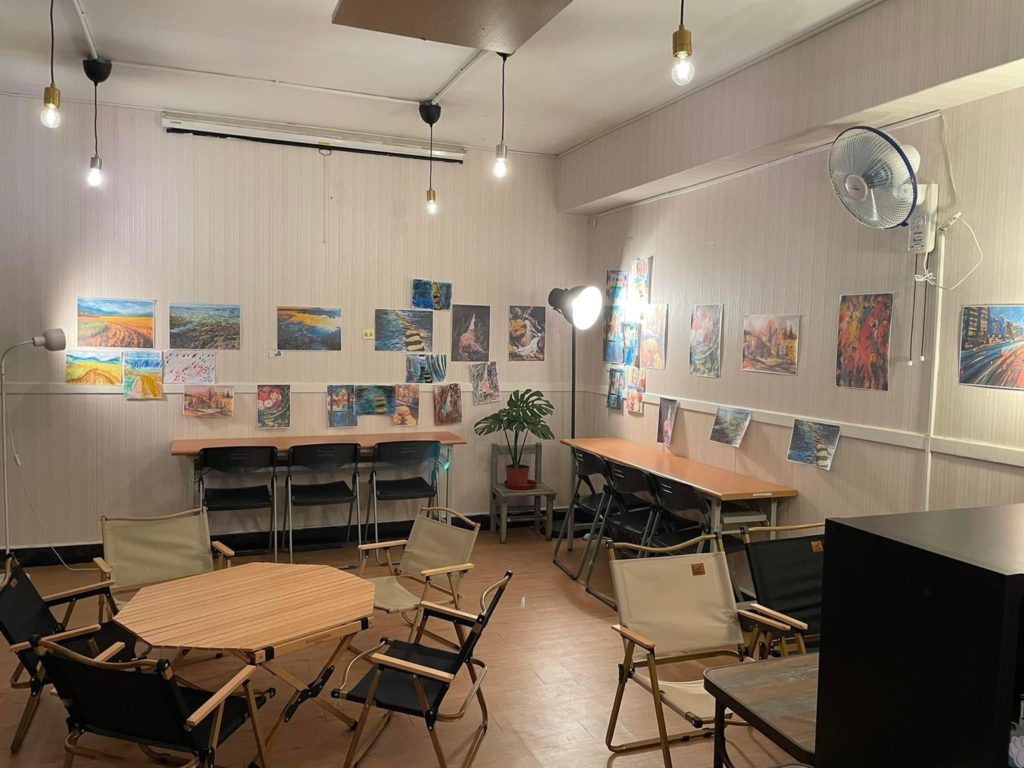 高子甯將藝術課程結合鄭心瑩的作品，至偏鄉社區舉辦迷你畫展，傳播藝術的種子。(圖/高子甯提供)