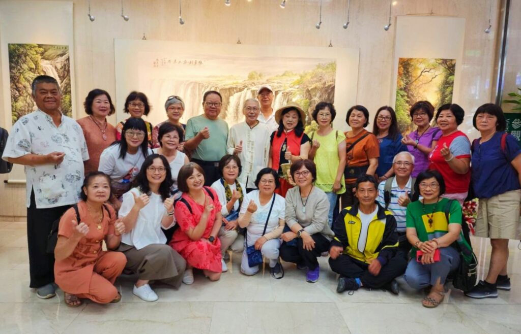 ▲專程自台中包車趕來台北出席開幕盛會的張清宗老師親友及學生們，與張清宗開心合影留念。（記者 詹佳綺/攝）