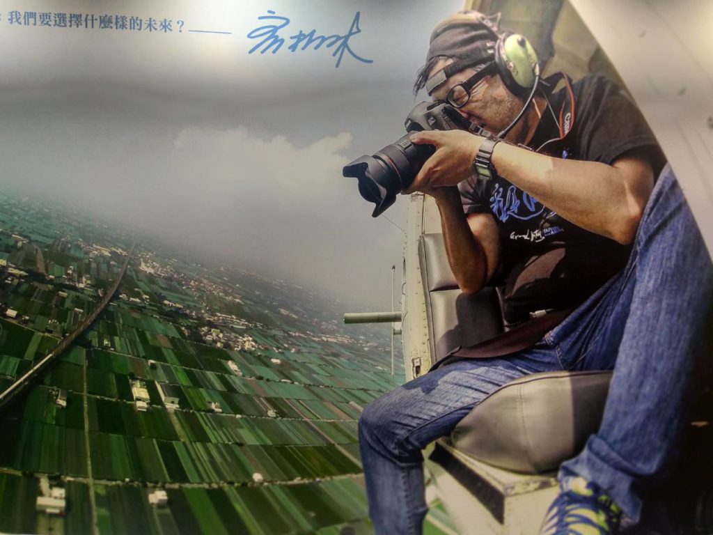 ▲齊柏林導演為了拍攝臺灣而展現專注投入的職人精神。(記者 辛澎祥/攝)