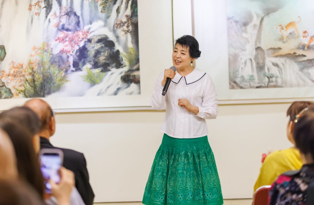 ▲聲樂家簡文秀教授展覽開場演唱暖場,展現她過人的音樂特質,歌聲嘹亮中為藝術增添亮點。(記者 辛澎祥/攝)