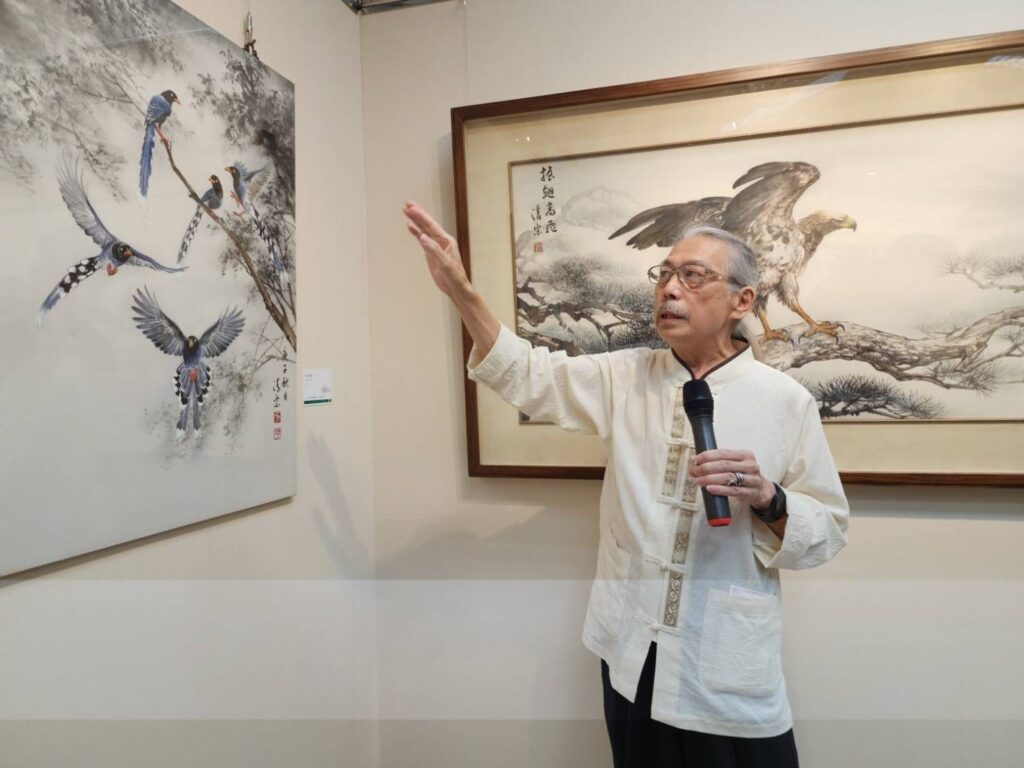 ▲水墨畫家張清宗老師在個展開幕式上為來賓進行作品導覽，專業且詳盡。（記者 詹佳綺/攝）