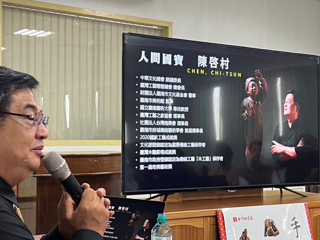 ▲陳啟村老師於金門陶瓷廠主持「手感工藝」講座,受到與會者的熱烈歡迎。(圖/金門陶瓷廠 提供)