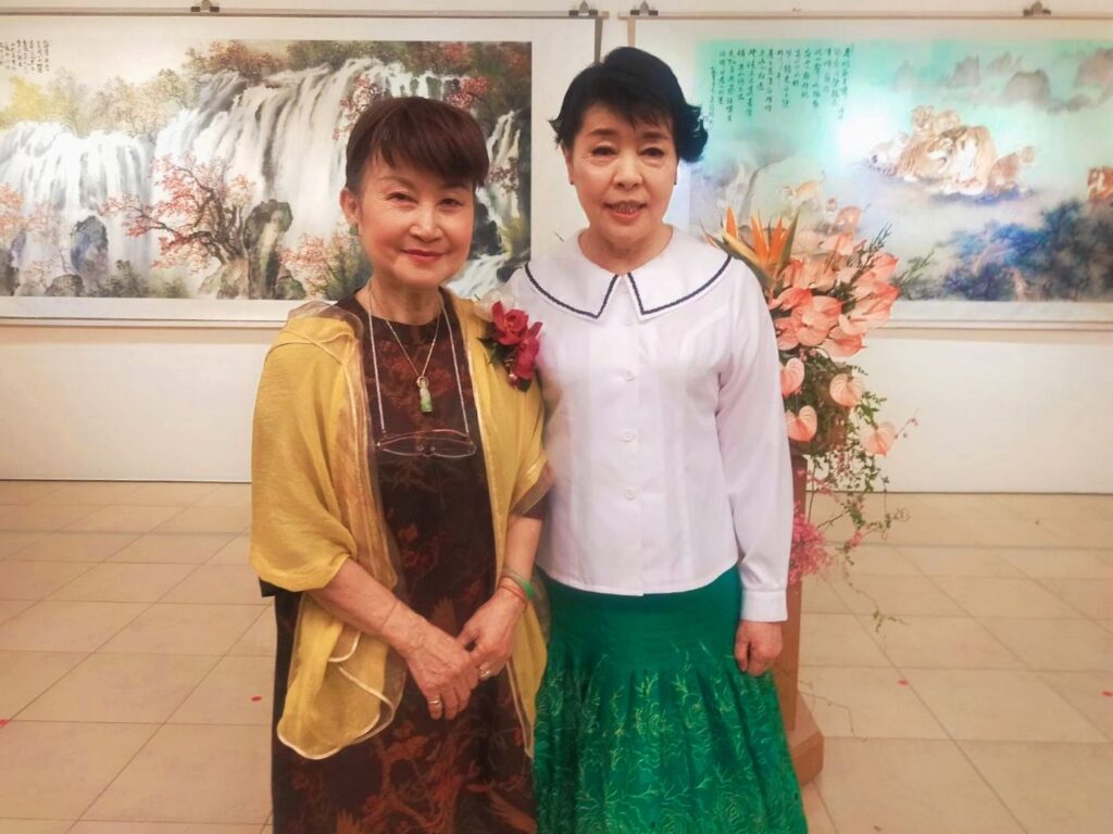 ▲以學姐妹互稱的陳麗雀(左)與簡文秀,在藝術的路徑上始終保持專注與真心,互動上格外惺惺相惜。(記者 辛澎祥/攝)