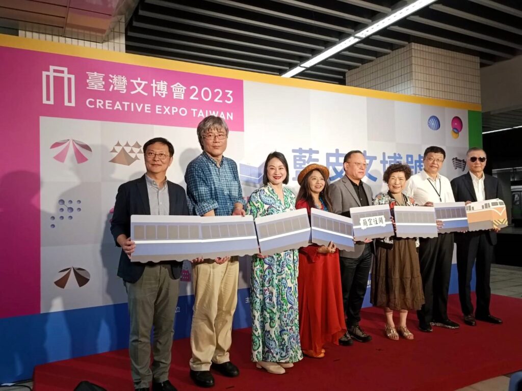 「藍皮文博號」專列首發,文化部長史哲(左五)、臺鐵局局長杜微(右二)、立委游毓蘭(右三)、金馬影后陸小芬(左三)、美聲歌后許景淳(左四)、雄獅集團董事長王文傑等共同參與。(記者 陳安婷/攝)