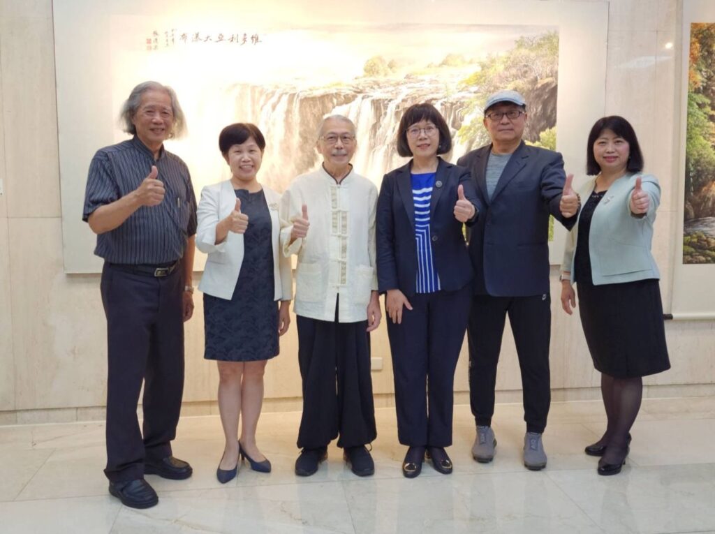 ▲畫展主辦方的一銀文教基金會高層，特別出席張清宗老師（左三）的個展開幕式，並表達道賀之意。（記者 詹佳綺/攝）