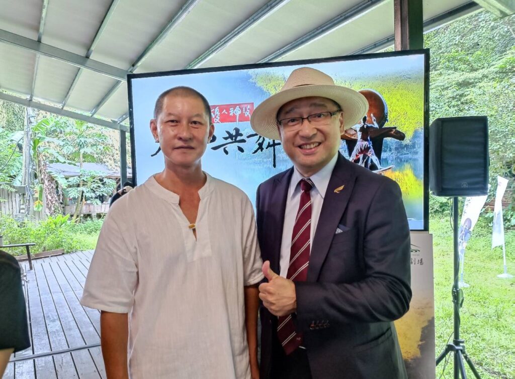 力麗觀光董事長蔡宗易(右)、優人神鼓藝術總監黃誌群,希望透過明池水劇場,讓世人看見臺灣的美好。(記者 陳安婷/攝)
