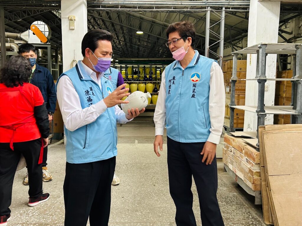 ▲金門縣縣長陳福海(左)巡視金門陶瓷廠,並與廠長何桂泉討論陶瓷工藝臻進的作法,關心金門陶瓷廠的發展溢於言表。(圖/金門陶瓷廠 提供)