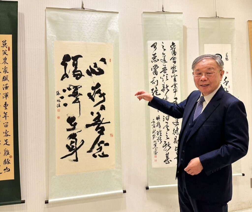 ▲身兼淡大文錙藝術中心主任的書法家張炳煌教授,在書法傳統與創新中展現運用科技導入藝術的融合效益,備受關注。(圖/張炳煌 提供)