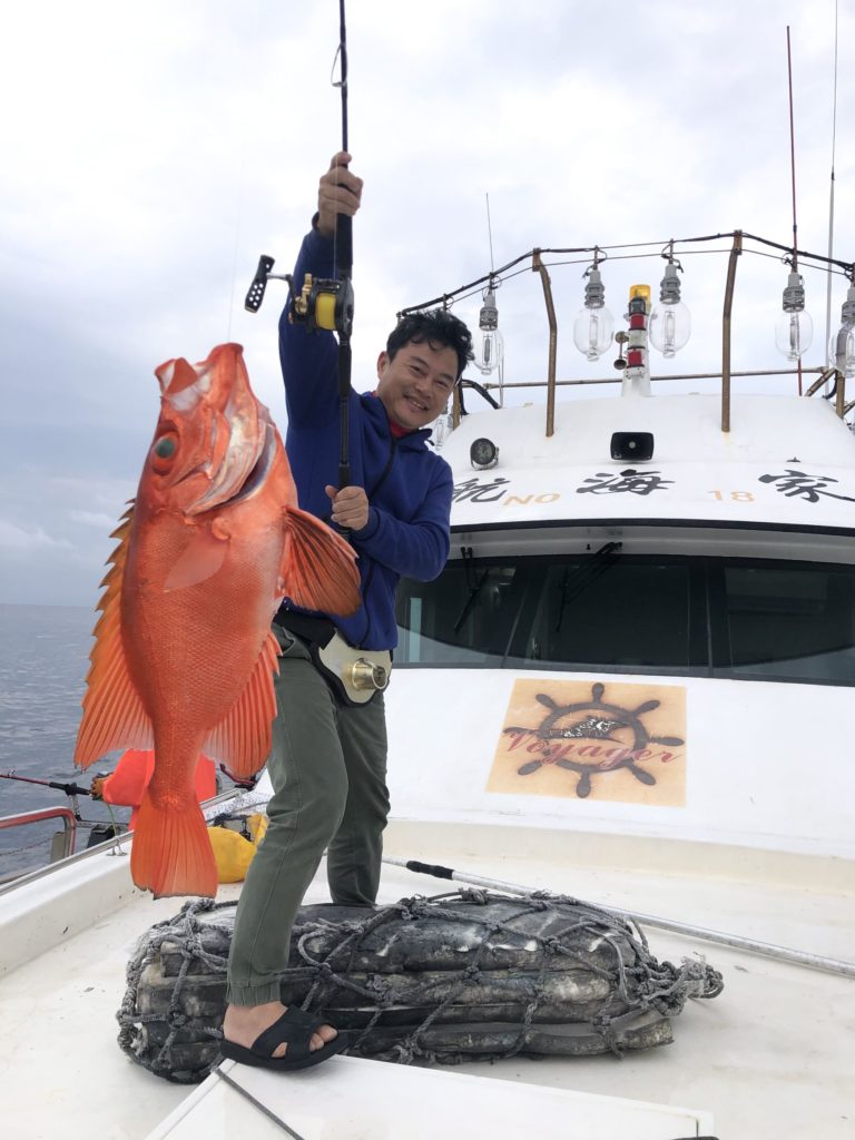 ▲漁民的豐收漁獲顯得格外開心。(圖/新北漁業處 提供)