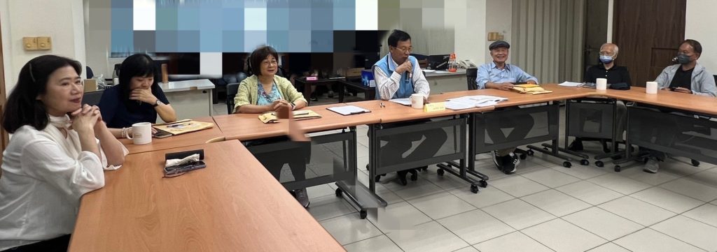 ▲金門浯島文學獎經各組評審的審查決議後,由文化局局長呂坤和(中)宣佈得獎名單。(圖/金門文化局 提供)
